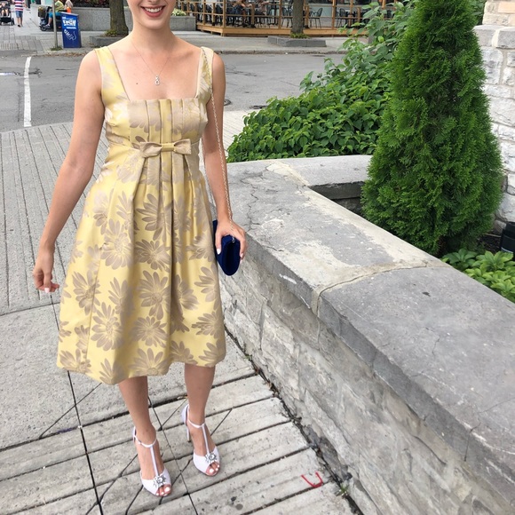 A silky, golden yellow dress with flower print - Picture 3 of 4